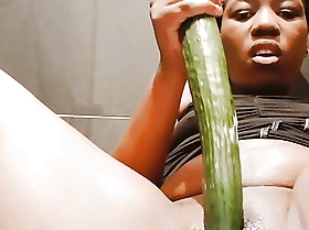 Come watch bubbling_booty shacking up a cucumber in public karzy until she jizz