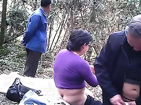 85岁男子在森林中扮演女孩的性爱片段