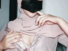 Hijab girl attempts anal masturbation