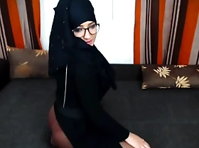 Muslimgirl - playing with will mewl single out of pussy